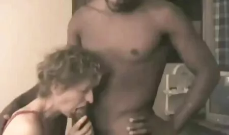 Ładna niemiecka filmy erotyczne w języku polskim dziewczyna masturbuje się w barze pod właścicielem