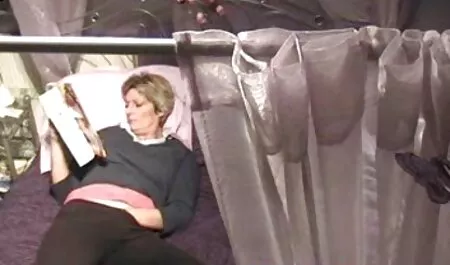 Sammy Daniels szczupła blondynka podnosi erotyczne filmy amatorskie nogi