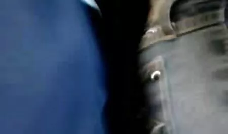 Na kolanach, ssał darmowe filmy porno z polskim lektorem i dawał
