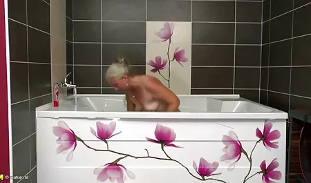 Szczupła czarna kobieta anime erotyka pieprzy się i pieprzy z twarzą pokrytą nasionami