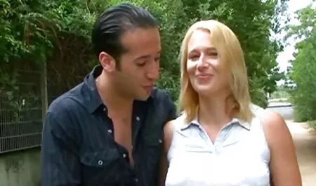 Dziewczyna cieszy się jej filmy erotyczne z blondynkami łysy klient