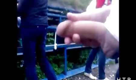 Ojciec przylgnął do córki i czekał na jej darmowe filmy porno przyłapani zimne stopy.