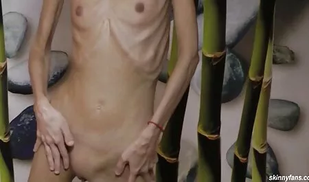 Biali sex darmowe filmiki erotyczne i afrykańscy mężczyźni cieszą się w pokoju przyjaciela