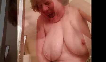 Dała ładnej darmowe filmy erotyczne 69 japońskiej dziewczynie krótką spódniczkę w jej nieogolonej cipki