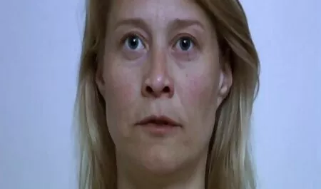 Aura w komercyjnym garniturze młoda kobieta pieprzy filmy porno do pobrania za darmo się w różowym kostiumie kąpielowym