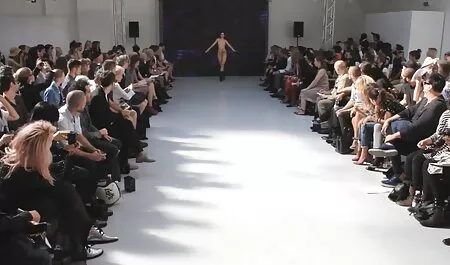 Dasha pieści swój mały śliski erotyka chude kapelusz w łazience